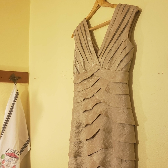 Adrianna Papell Champagne Ruffled Dress sz 4P - Picture 8 of 8